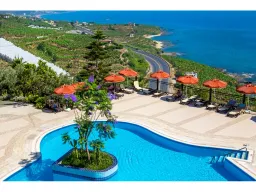 UTOPIA WORLD HOTEL Pools & Beach