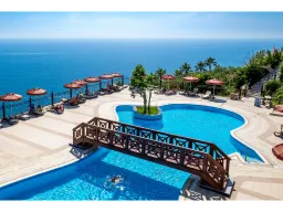 UTOPIA WORLD HOTEL Pools & Beach