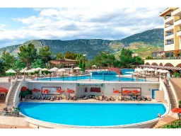 UTOPIA WORLD HOTEL Pools & Beach