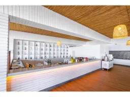 UTOPIA WORLD HOTEL Restaurants