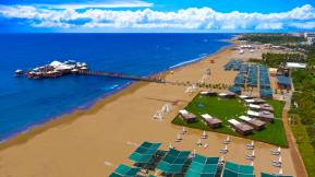 VON RESORT GOLDEN COAST Pools & Beach