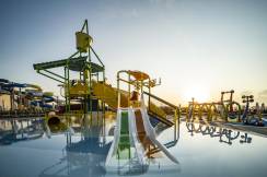 WAVE RESORT Pools & Beach