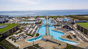 WAVE RESORT Pools & Beach
