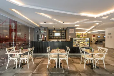 WHITE CITY BEACH HOTEL ADULT ONLY 16+ Bars