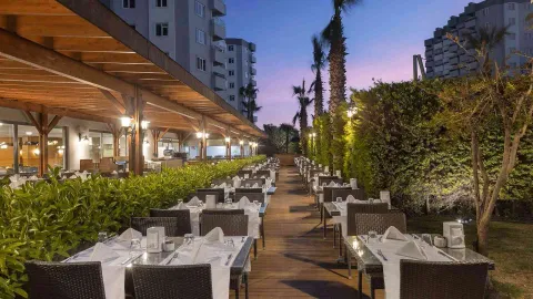WYNDHAM GARDEN LARA Restaurants