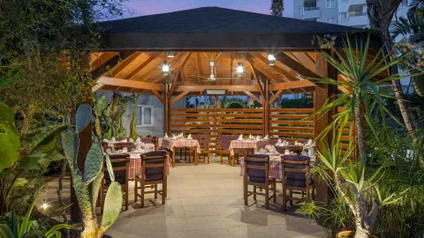 WYNDHAM GARDEN LARA Restaurants