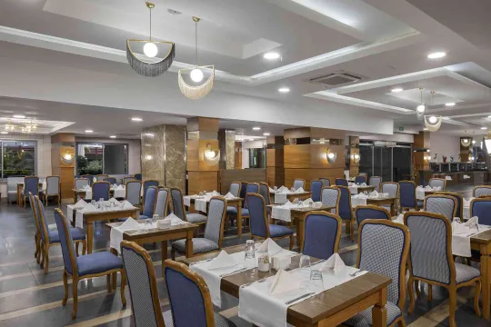 WYNDHAM GARDEN LARA Restaurants