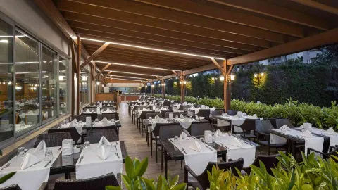 WYNDHAM GARDEN LARA Restaurants