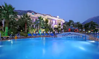 YEL HOLIDAY RESORT Pools & Beach