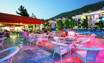 YEL HOLIDAY RESORT Restaurants